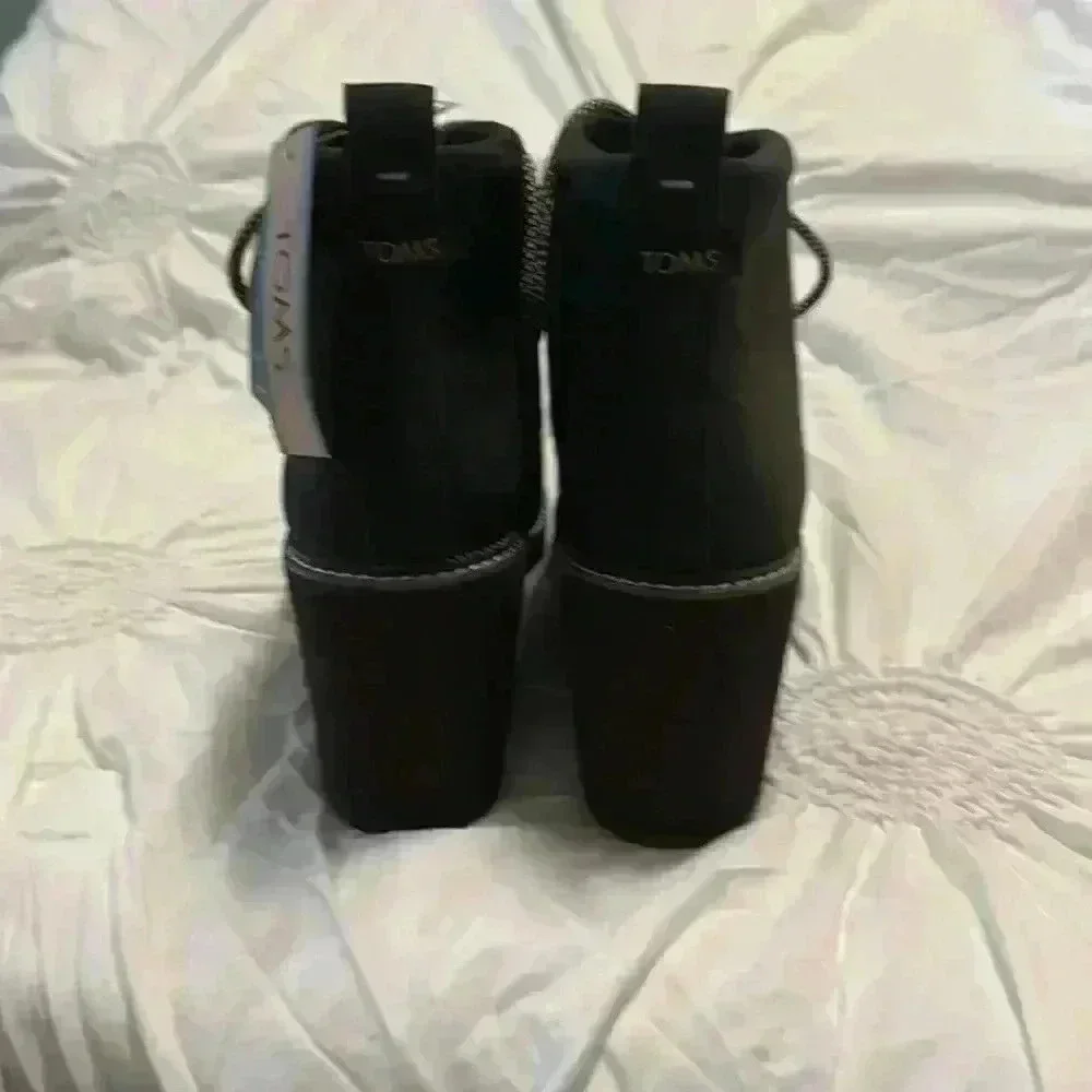 Tom’s Women’s Water Resistant Melrose Wedge in Black Oiled Nubuck Size 10